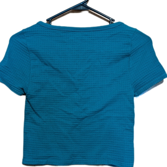 NWOT Social Revival Button Crop Tee Women's Size S/M - Picture 2 of 4